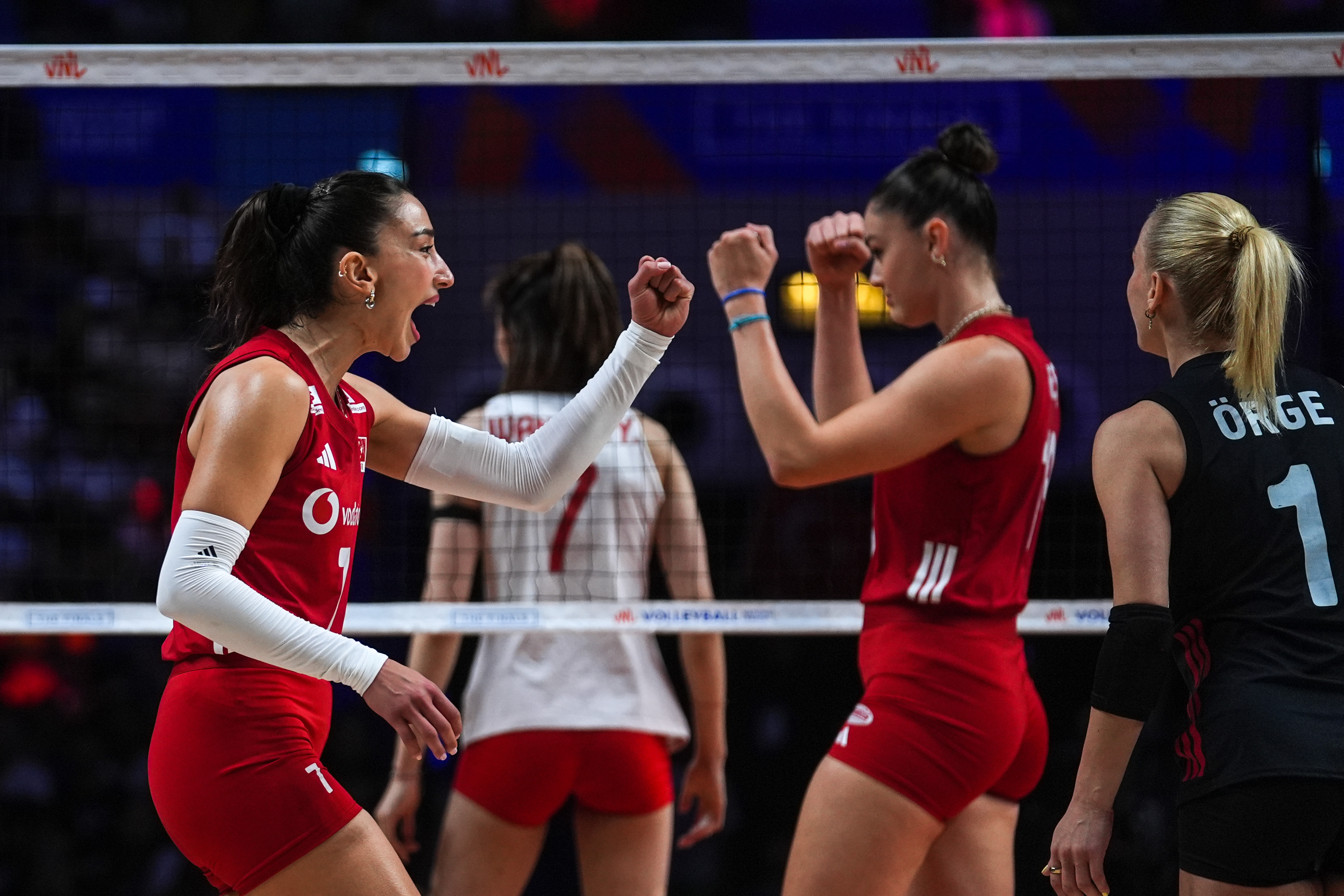 Günün spor sayfalarında, spor gündeminden en yeni gelişmeler ve transfer