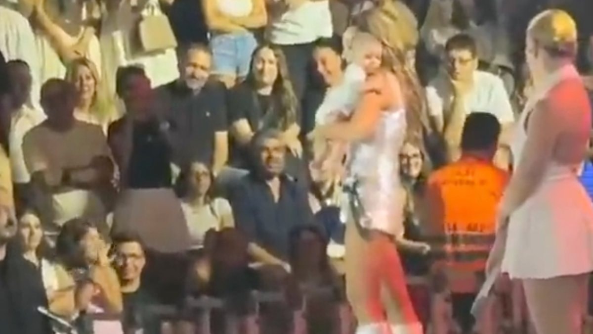 Ünlü şarkıcı Hadise, son konserlerinden birinde sahneye davet ettiği minik