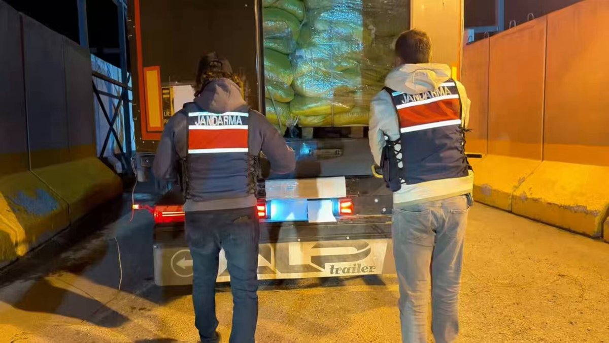 Van’da uyuşturucu madde imalatçılarına yönelik düzenlenen operasyonda 333 kilogram skunk