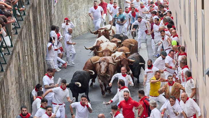 İspanya'da insanların boğalarla birlikte sokakta koşturmasıyla ünlenen San Fermin festivalinde