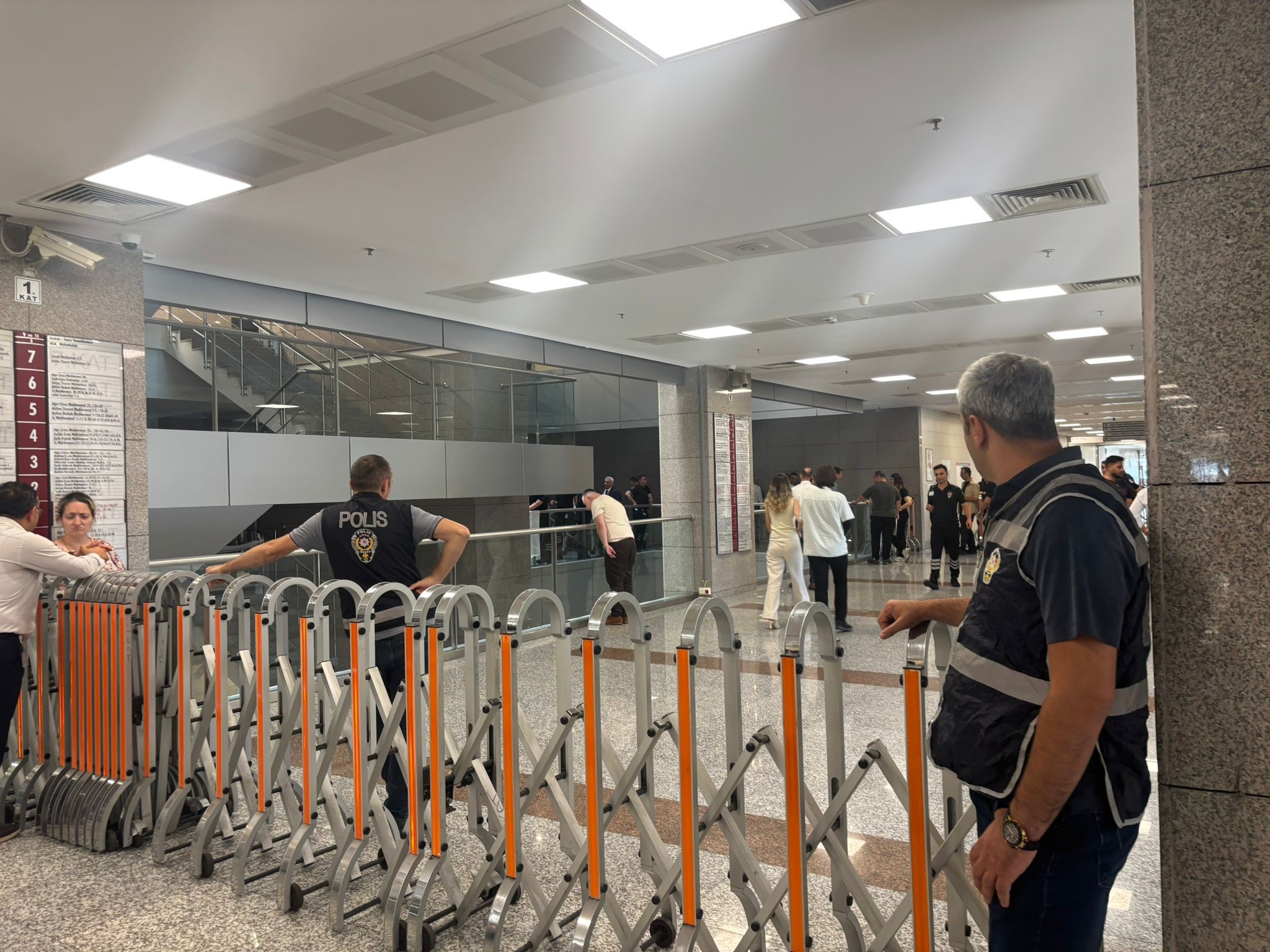 İstanbul Adalet Sarayı'nda tutuklanması talep edilen hırsızlık zanlısblok boşluğundan kendini