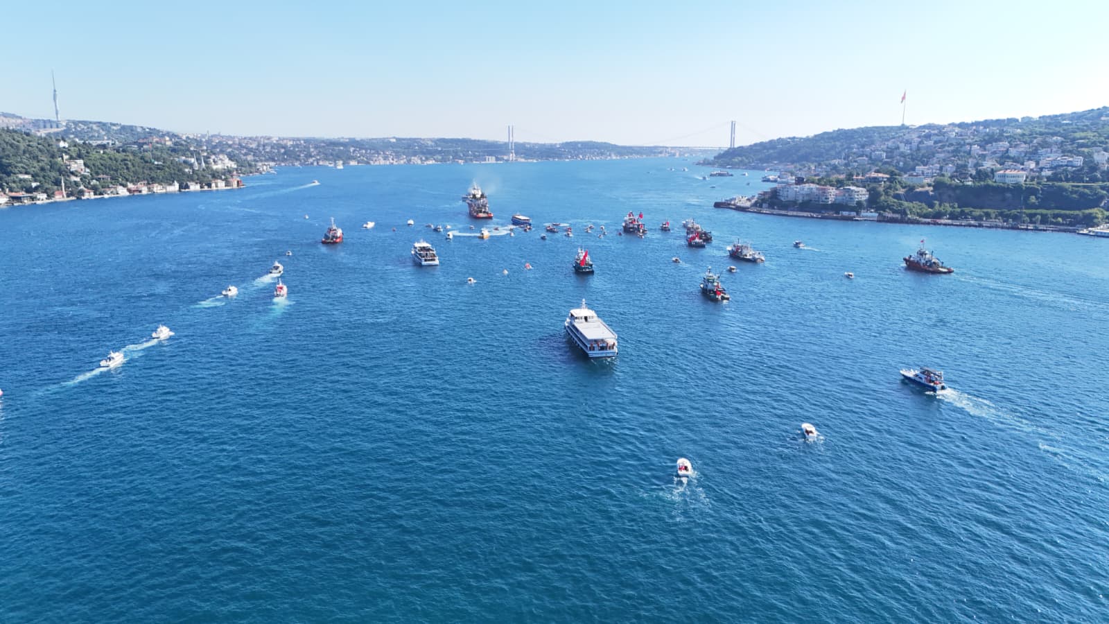 İstanbul Boğazı'nda, şehitlerin anısına 253 geminin katıldığı "15 Temmuz Deniz