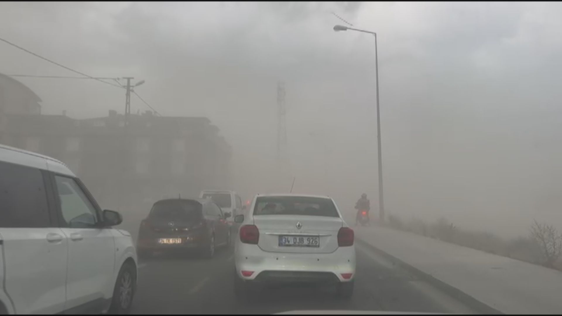 İstanbul'un birçok ilçesinde etkili olan kuvvetli fırtına hayatı olumsuz etkiledi.