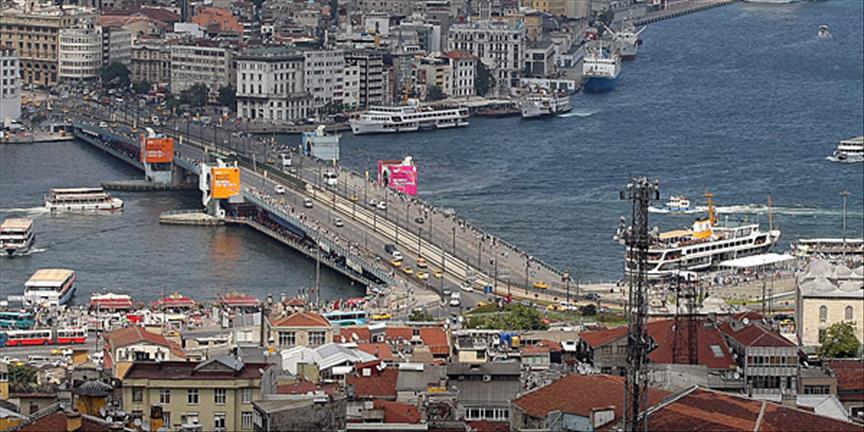 İstanbul'daki Yeni Galata Köprüsü, bakım ve onarım çalışmaları nedeniyle üç