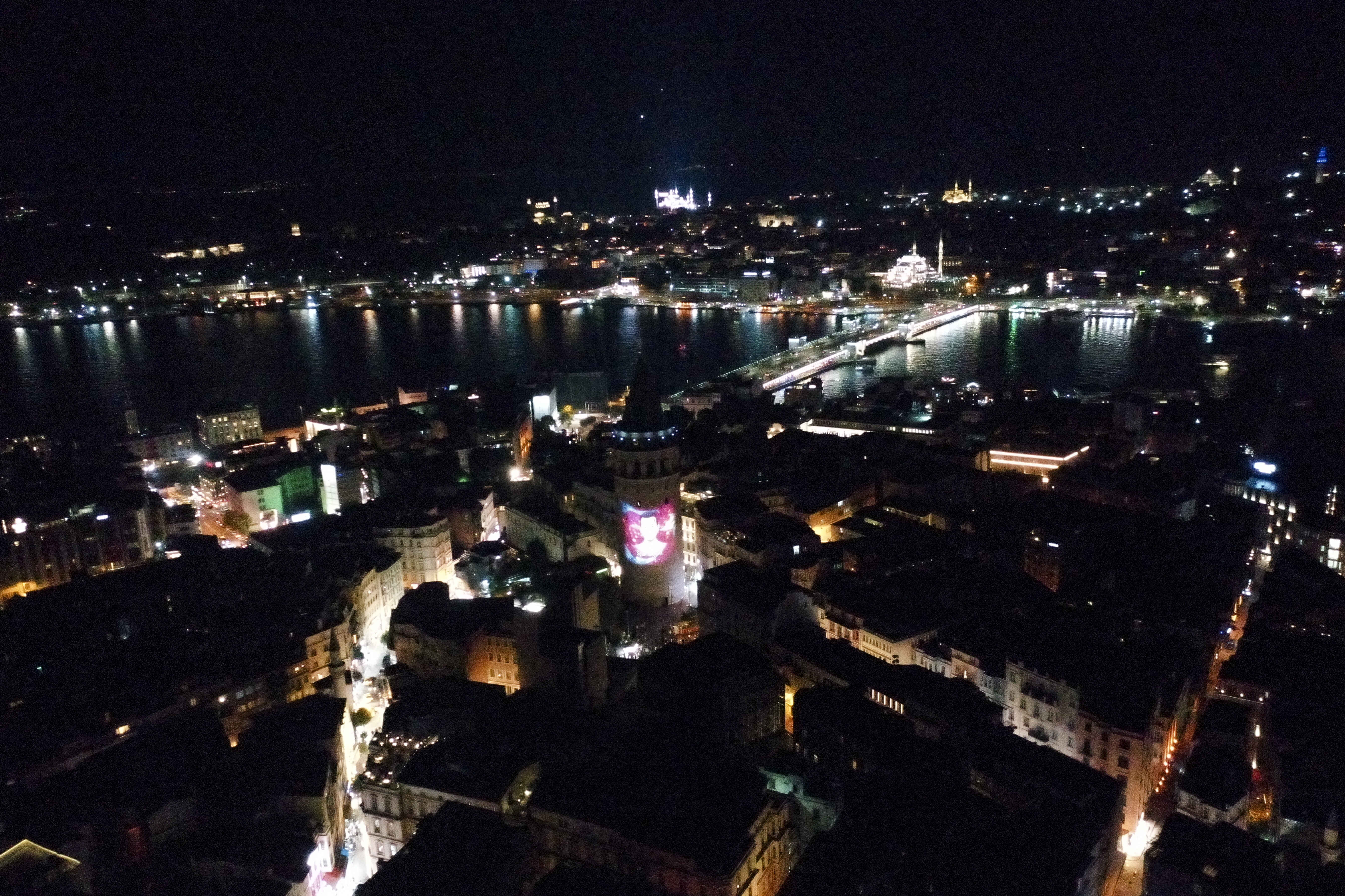İstanbul'un simge yapılarından Galata Kulesi ve Kız Kulesi'nde 15 Temmuz