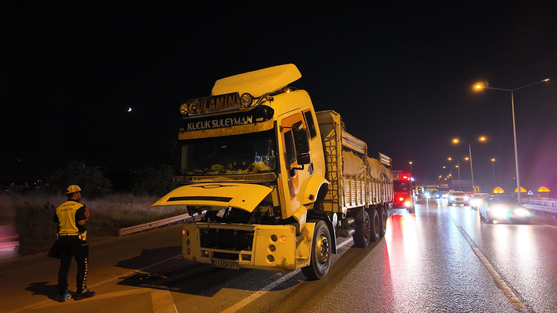 İnegöl'de freni patlayan kamyon polis ekiplerinin yolu boşaltıp güvenlik önlemi