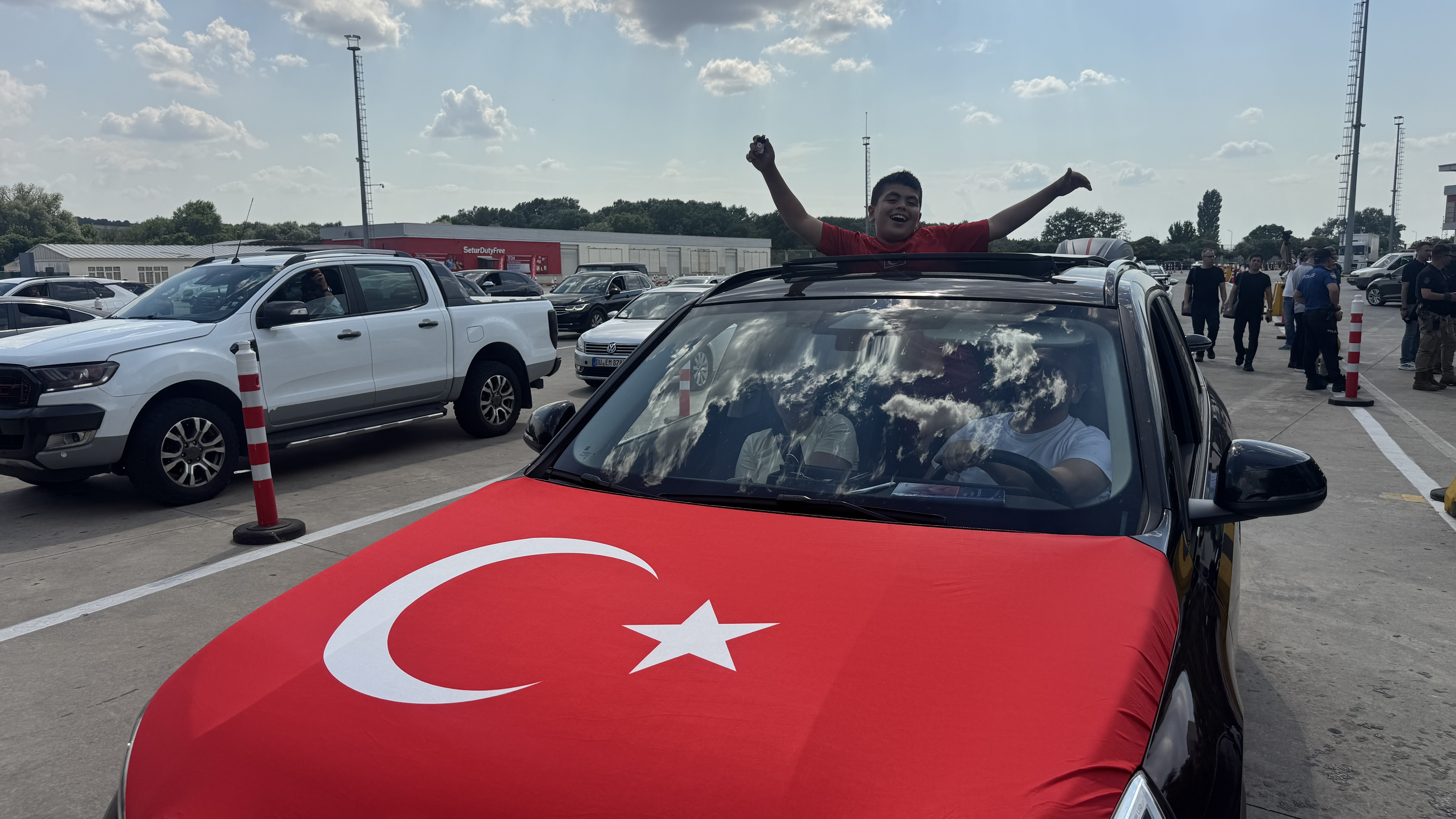 Gurbetçilerin yıllık izinlerini geçirmek üzere Türkiye'ye gelişleri devam ediyor.