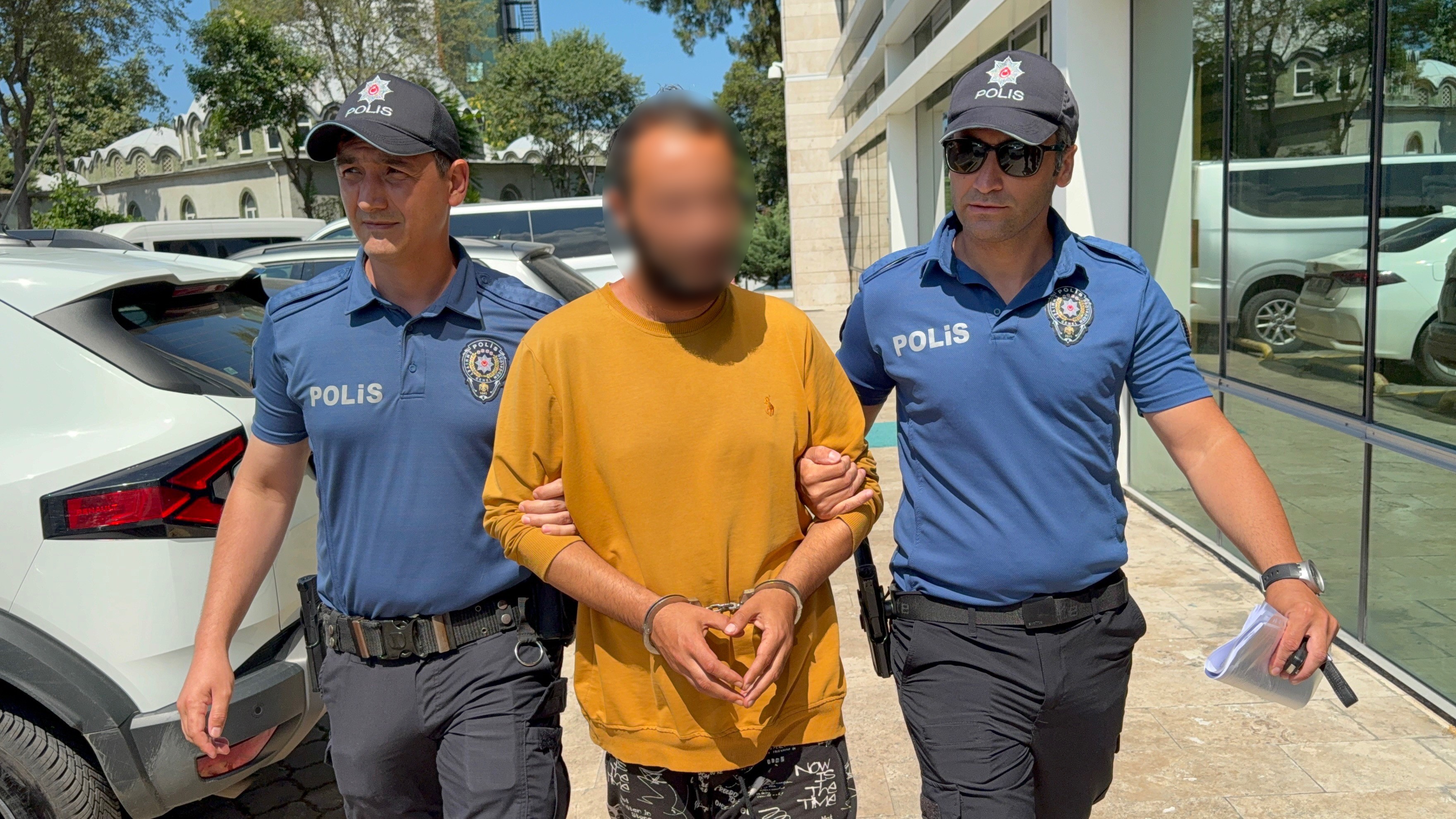 Samsun'un İlkadım ilçesinde esnafın baktığı bir kediye yoldan geçerken tekme