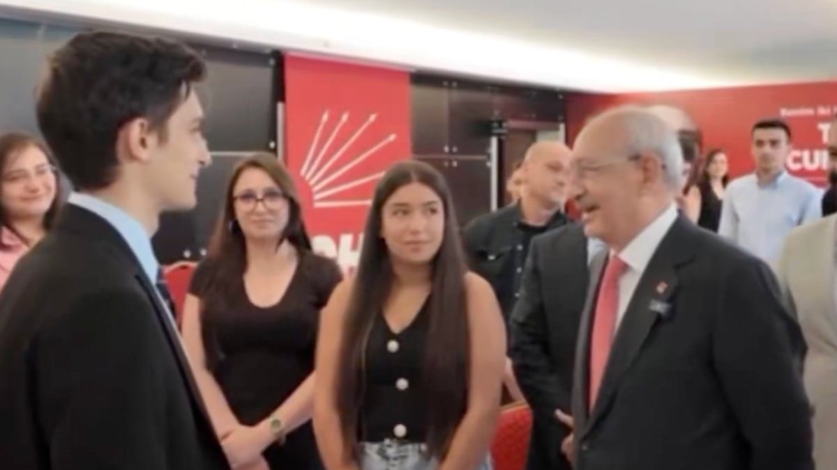 Kemal Kılıçdaroğlu, parti genel merkezinde kurulan üniversite tercih merkezini ziyaret