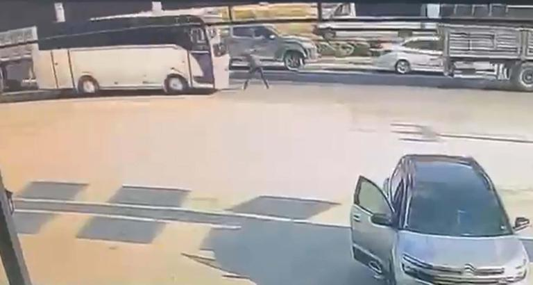 Denizli'nin Pamukkale ilçesinde, emniyet şeridinde midibüsün çarptığı Ahmet Ak, hayatını