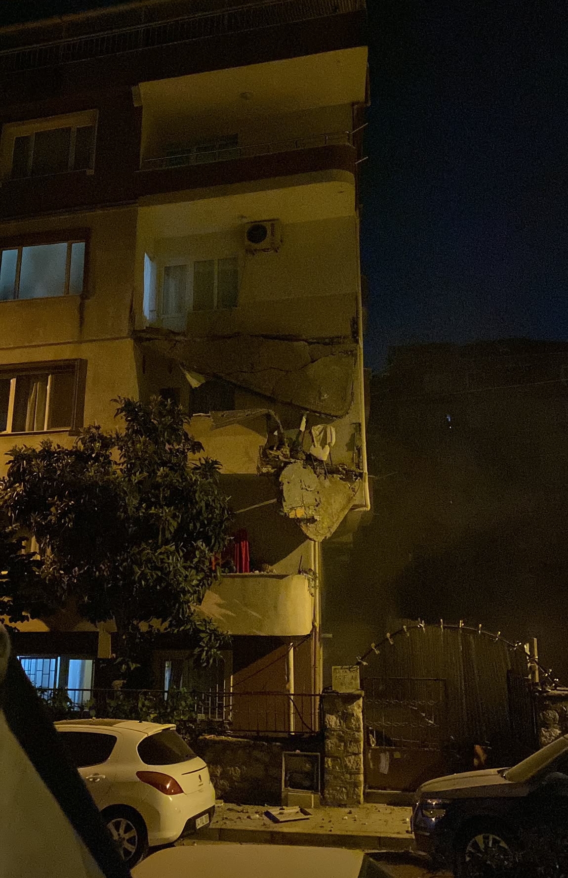 İstanbul'un Küçükçekmece ilçesinde balkonlarında çökme meydana gelen 5 katlı apartman