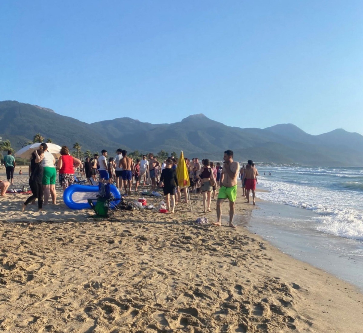 Aydın'ın Kuşadası ilçesinde sabah saatlerinden itibaren etkili olan kuvvetli rüzgar