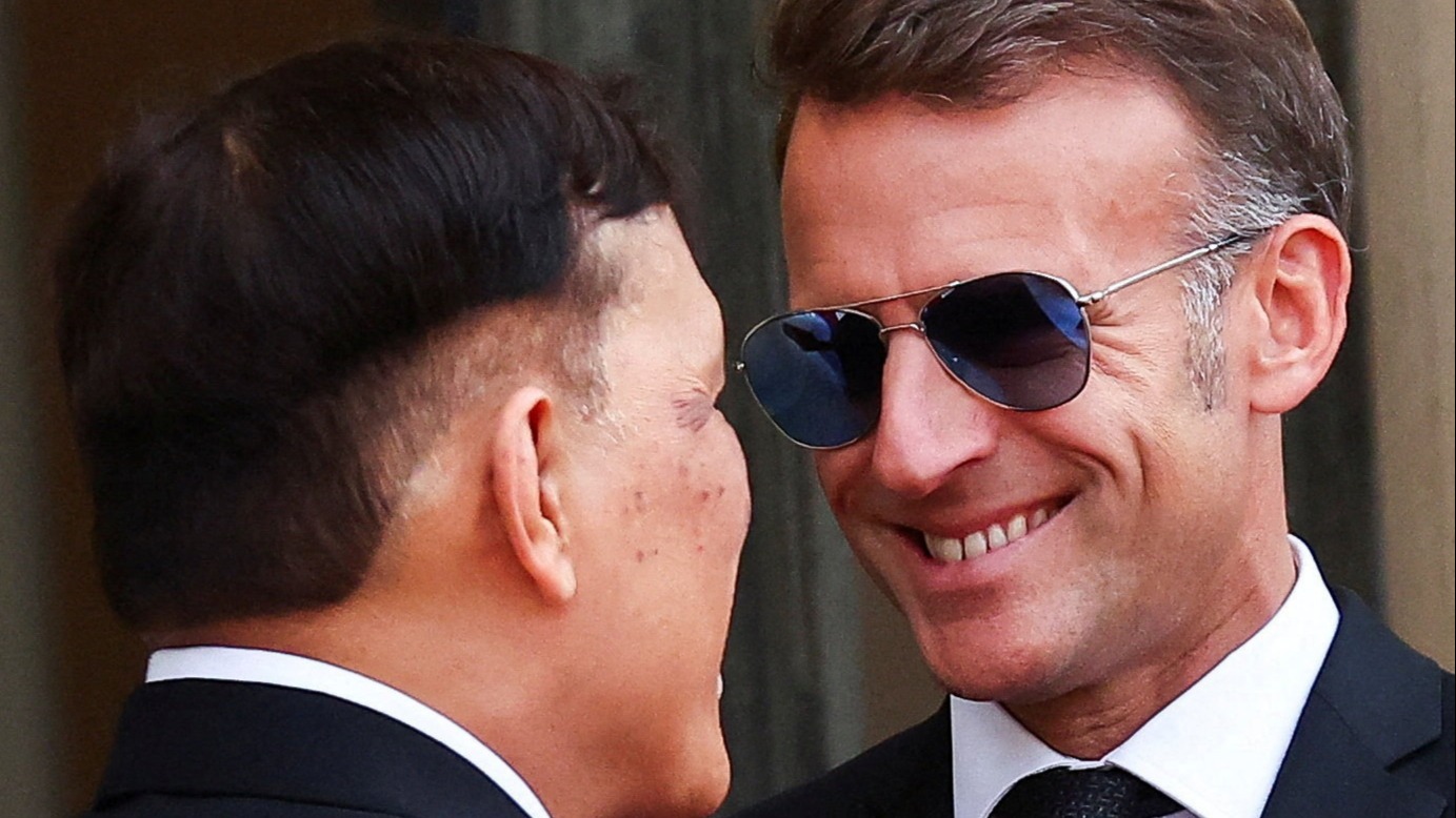 Fransa Cumhurbaşkanı Emmanuel Macron'un, Paris'te bulunan Tayland Kralı'nın önünde diz