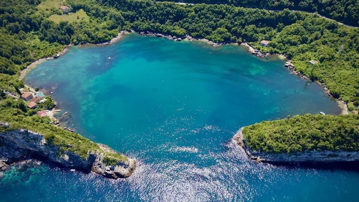 Kastamonu'nun Cide ilçesindeki Gideros Koyu, mavinin ve yeşilin iç içe