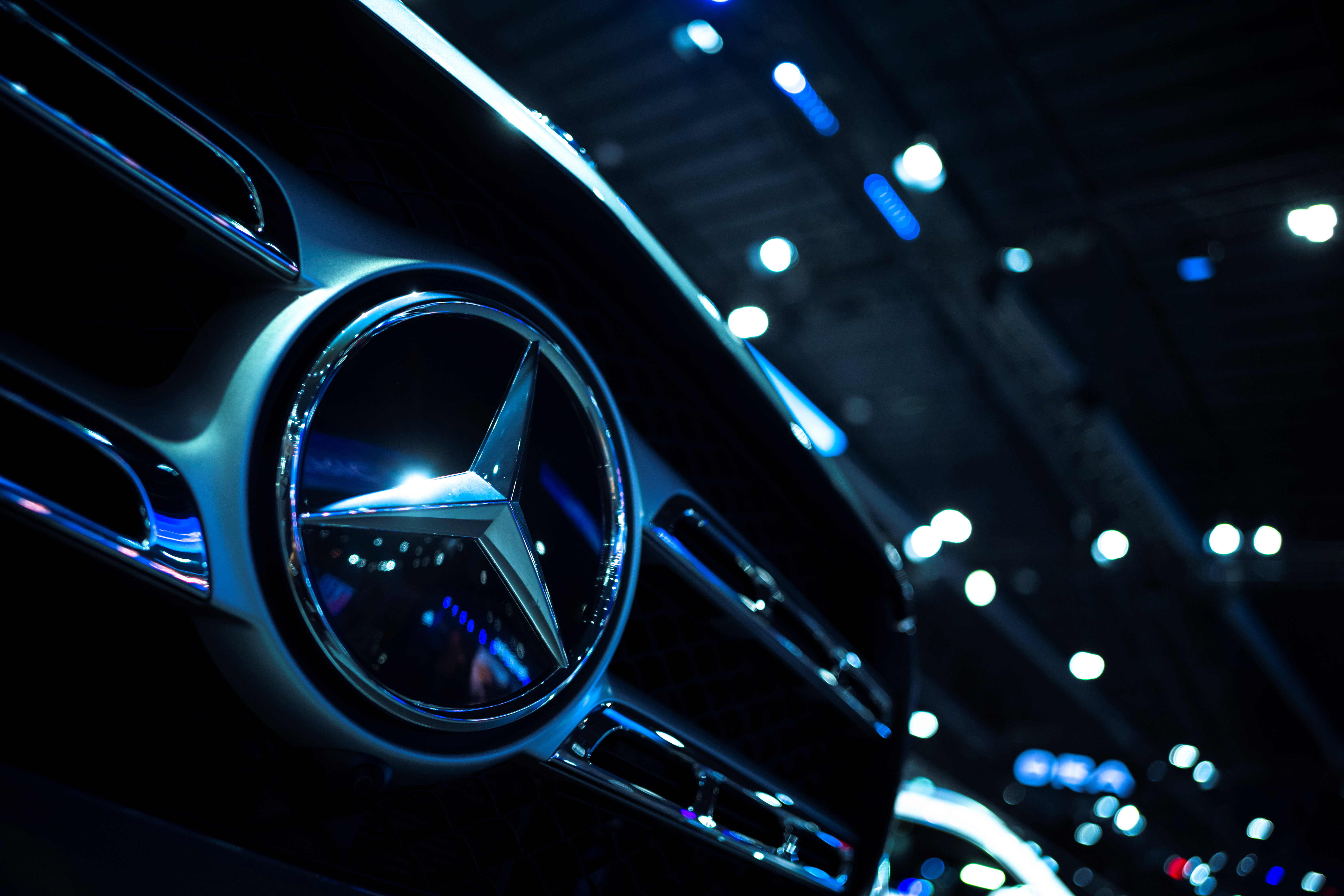 Alman otomobil devi Mercedes-Benz, açık kapı algılama hatası riskinden dolayı