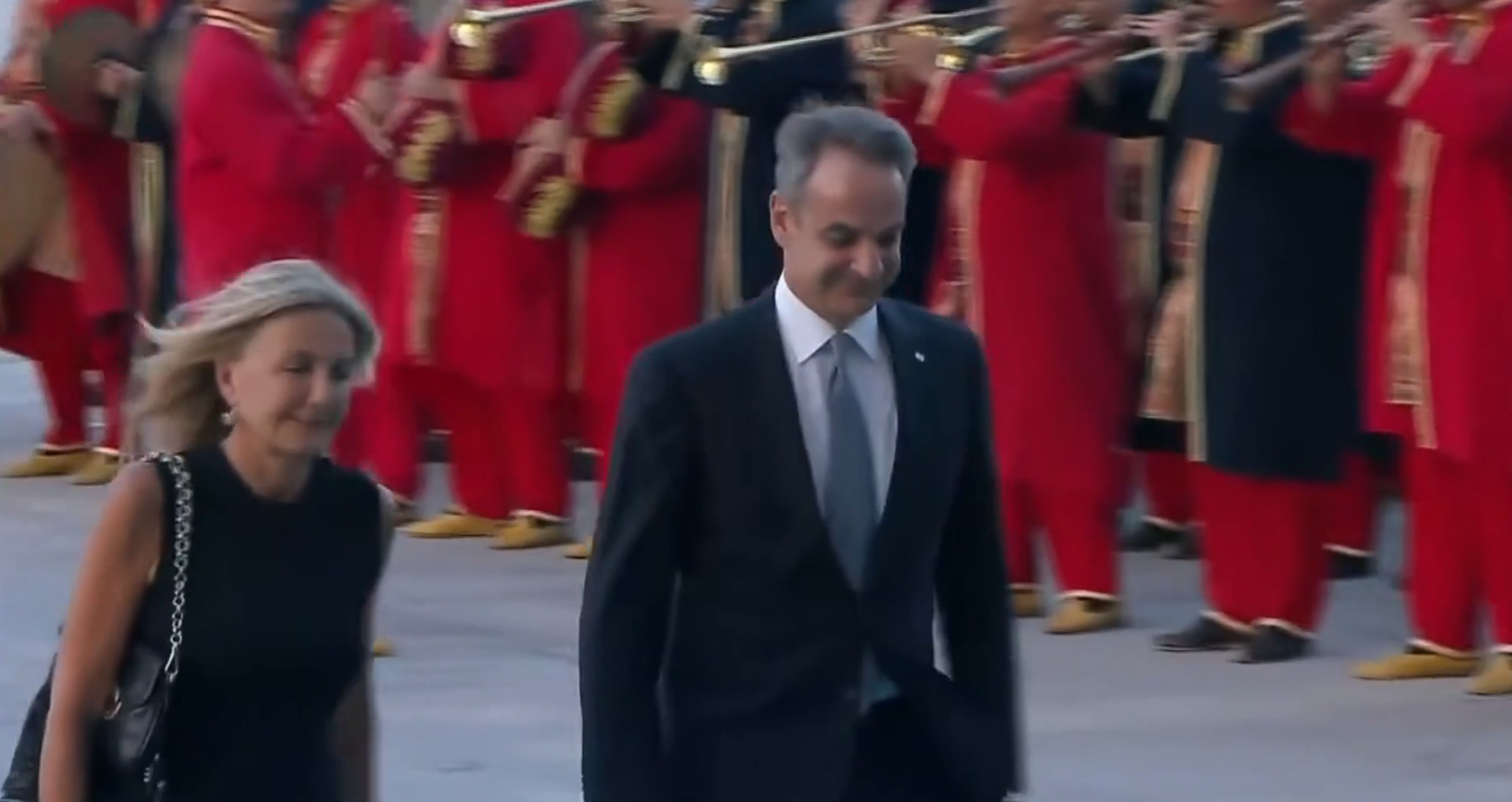 Yunanistan Başbakanı Kiryakos Miçotakis ve eşi, NATO Zirvesi kapsamında düzenlenen