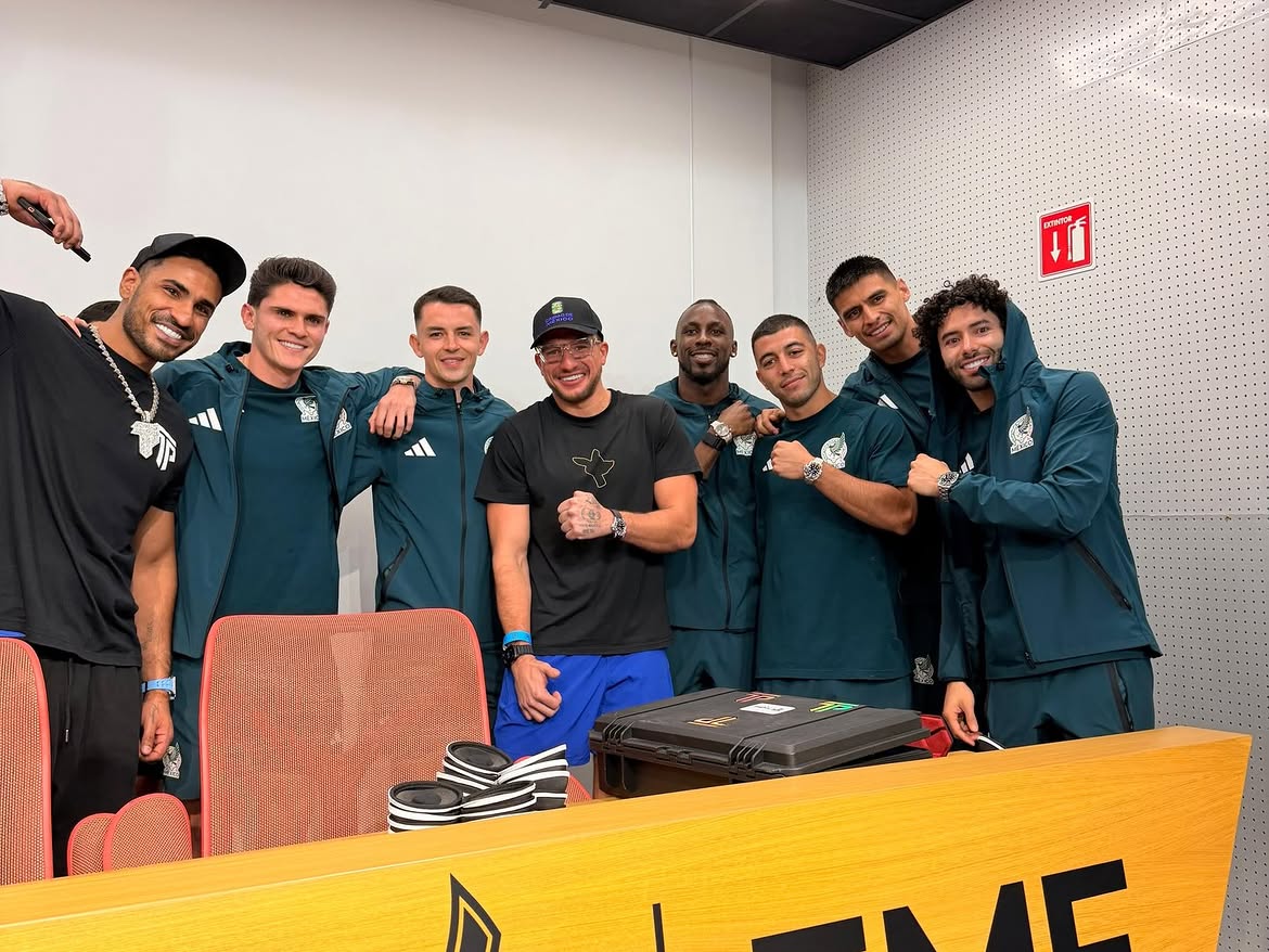 Meksika Milli Takımı futbolcuları, ABD'li YouTuber Stevewilldoit tarafından kendilerine hediye