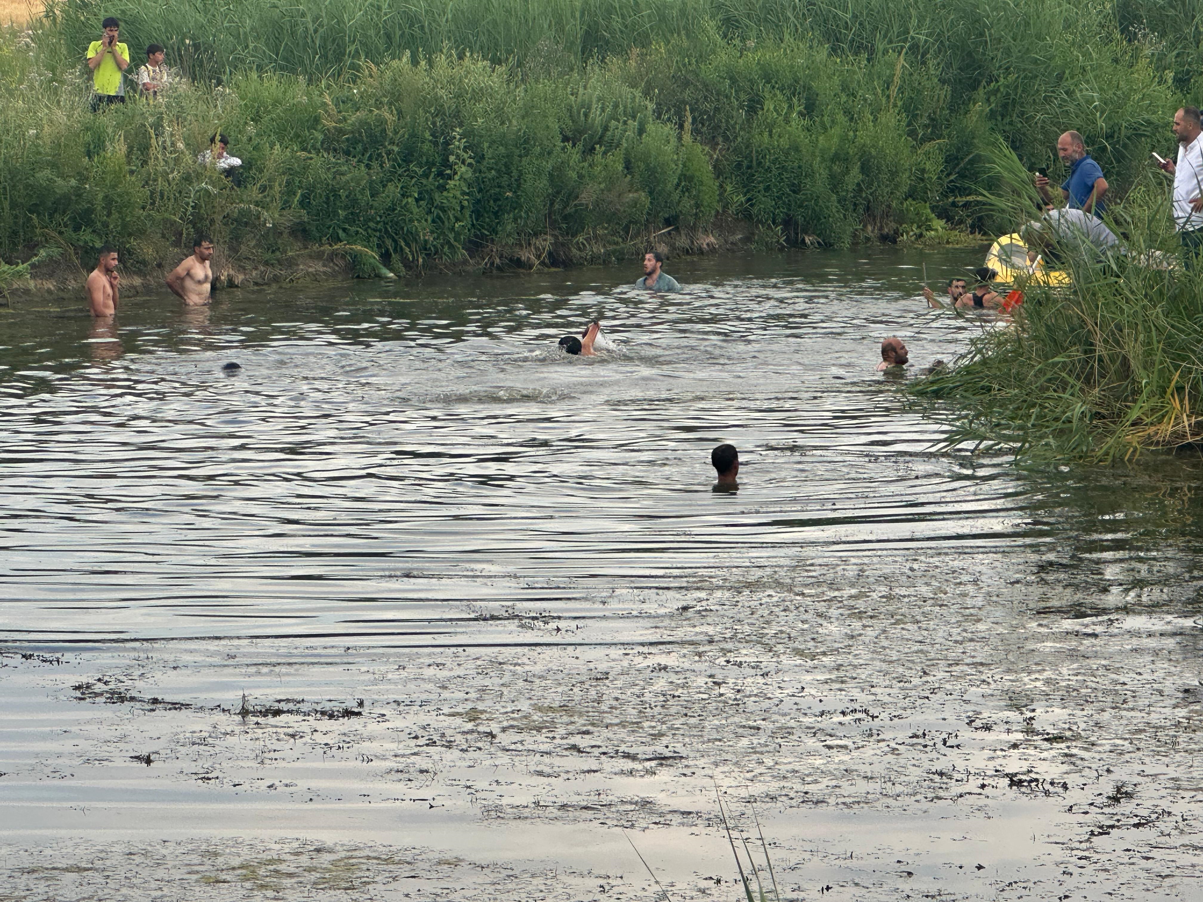 Muş'un Sungu beldesindeki Karaağaç Deresi'nde balık avlarken suya düşen iki