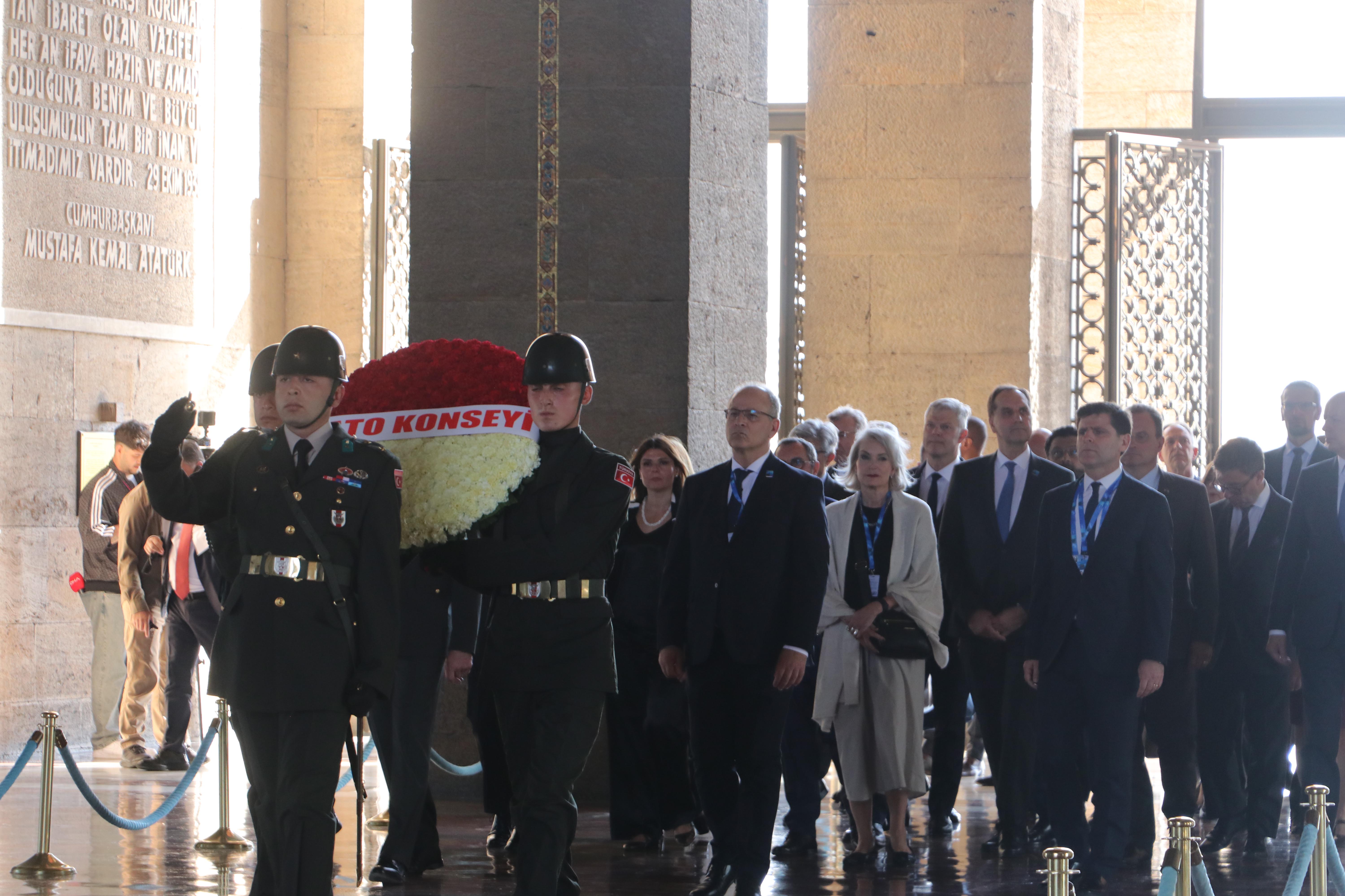 NATO müttefik ülkelerin daimi temsilcileri ve yetkililerinden oluşan heyet Anıtkabir'i