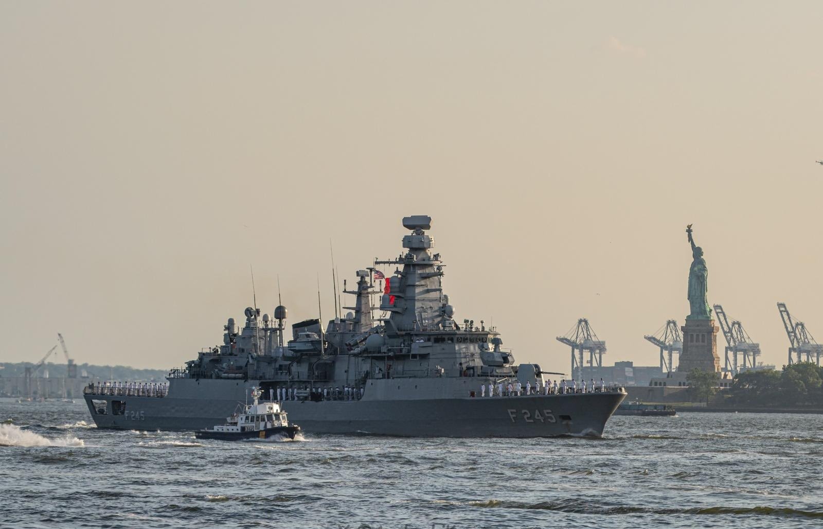 Türk Deniz Kuvvetleri Komutanlığı'na bağlı TCG Oruçreis, ABD'nin 250'nci kuruluş