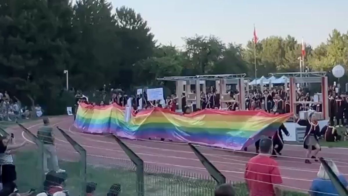 Orta Doğu Teknik Üniversitesi’nde mezuniyet töreni düzenlendi. Öğrenciler her yıl