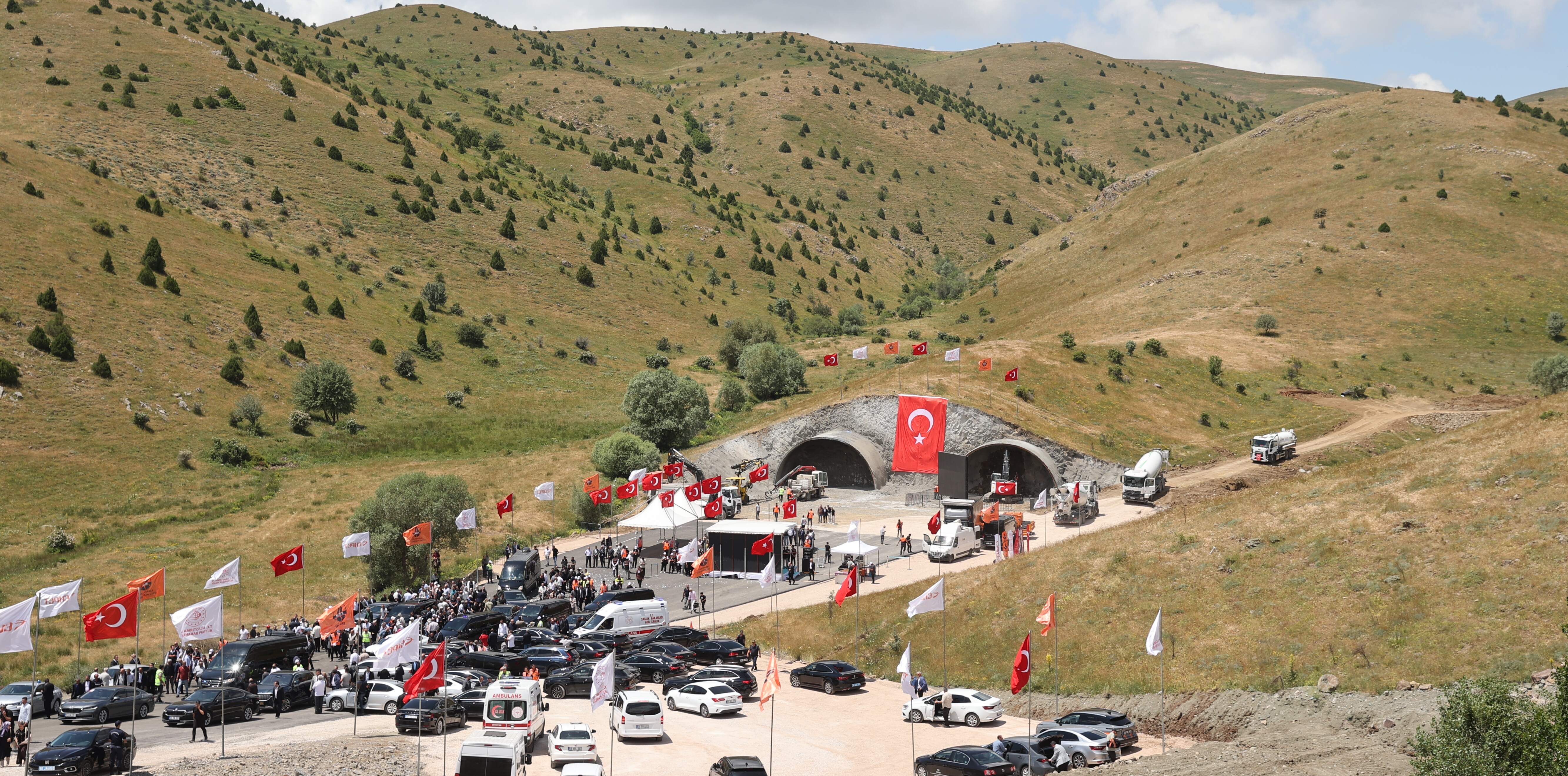 Ulaştırma ve Altyapı Bakanı Abdulkadir Uraloğlu, Çamlıbel Tüneli ile ulaşım