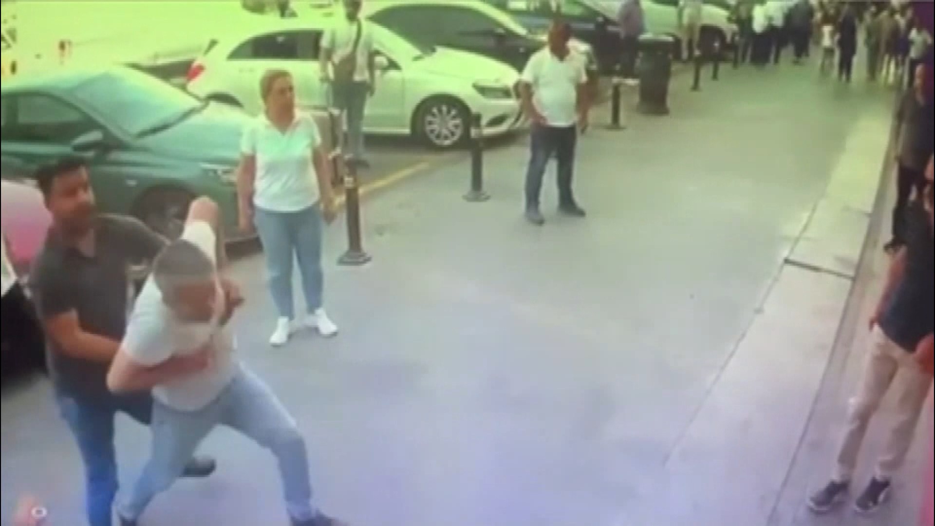 Bayrampaşa'da iddiaya göre taksi şoförü ağabeyiyle birlikte babalarını karşılamak için