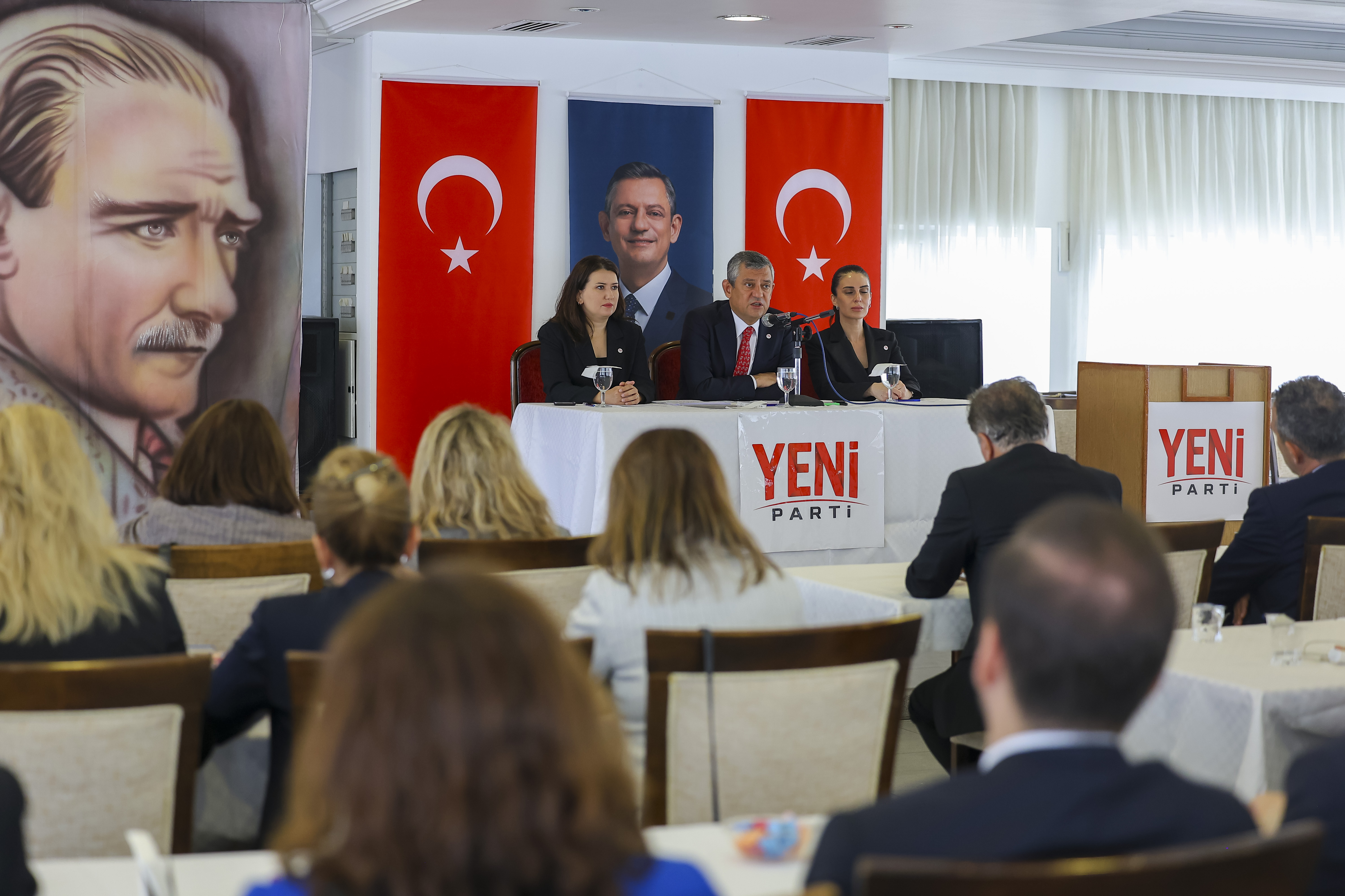 Yeni Parti Genel Başkanı Özgür Özel, 200'ün üzerinde belediye başkanının