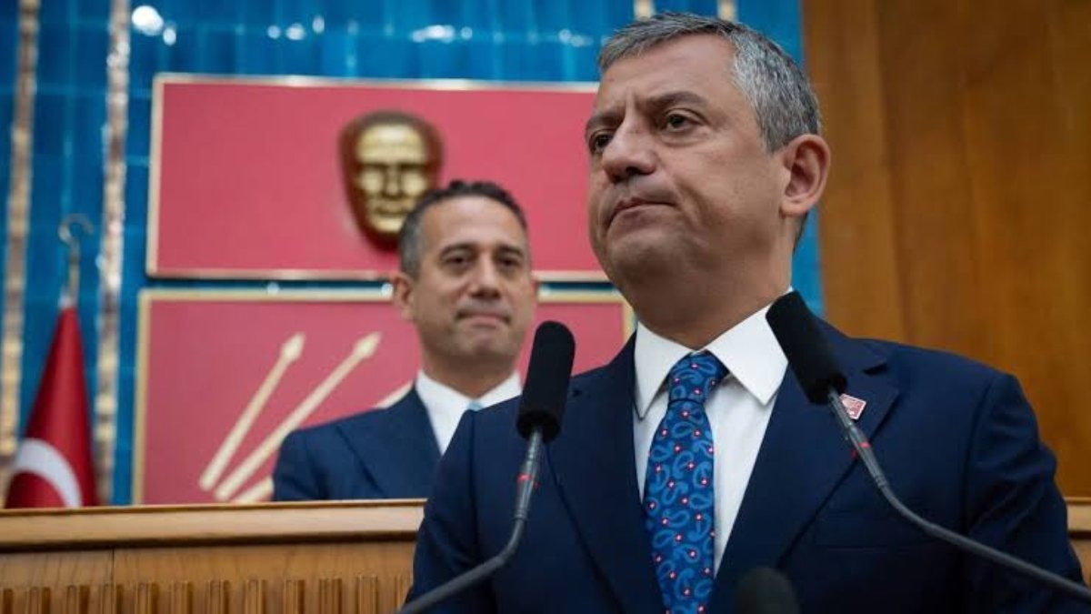 Son kez CHP Grup Toplantısı'nda konuşan Özgür Özel, kürsüye çok