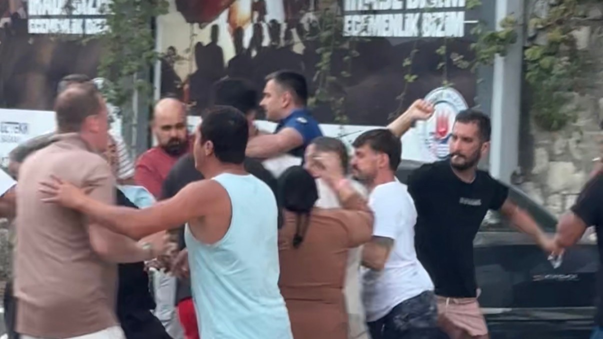 Kağıthane’de trafikte yol verme tartışması bıçaklı kavgaya dönüştü. Sırtından bıçaklanan
