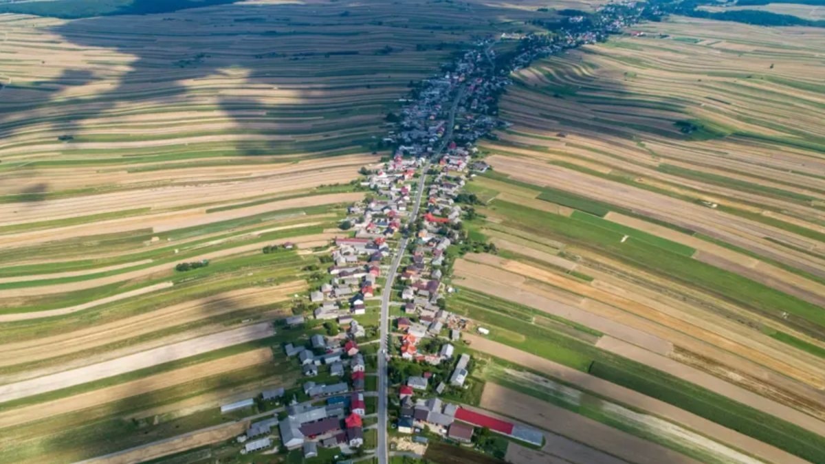 Ülkede bulunan Suloszowa köyü, yaklaşık 6 bin kişinin tek bir