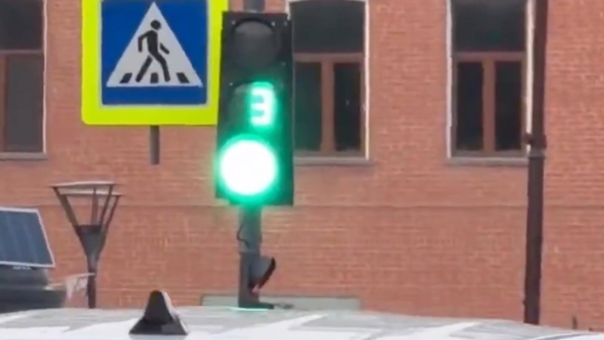 Tyumen kentinde bir trafik ışığında yeşil ışık sadece 5 saniye