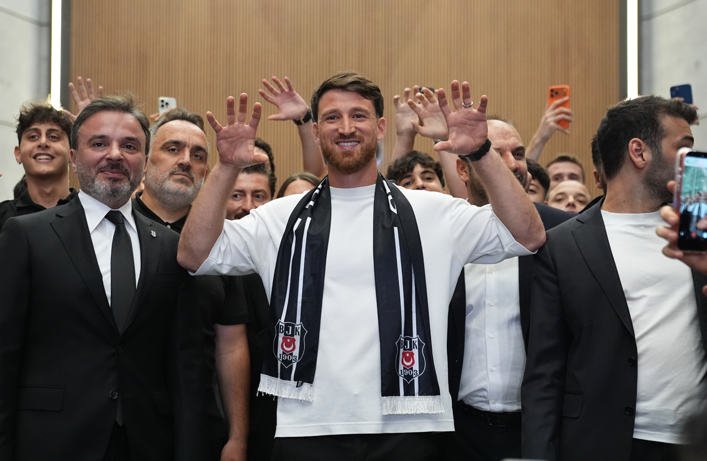 Beşiktaş'ın prensip anlaşmasına varıldığını duyurduğu milli futbolcu Salih Özcan, İstanbul'a