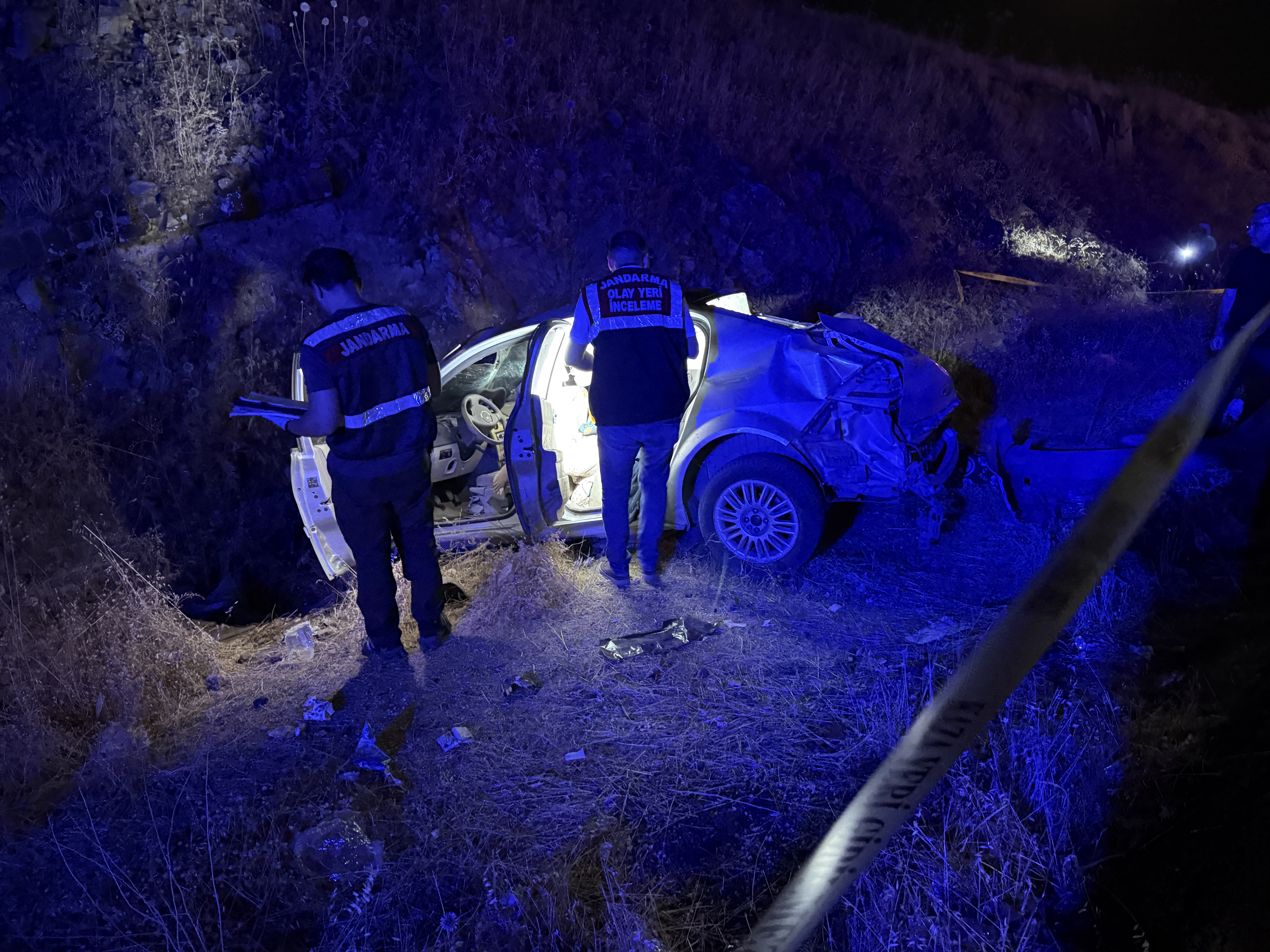 Şanlıurfa’da kontrolden çıkarak şarampole devrilen otomobilin takla attığı kazada 3