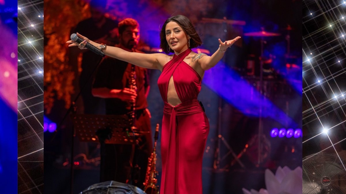 Konserinde müziğin ritmiyle kendinden geçen ünlü şarkıcı Melek Mosso, kırmızı