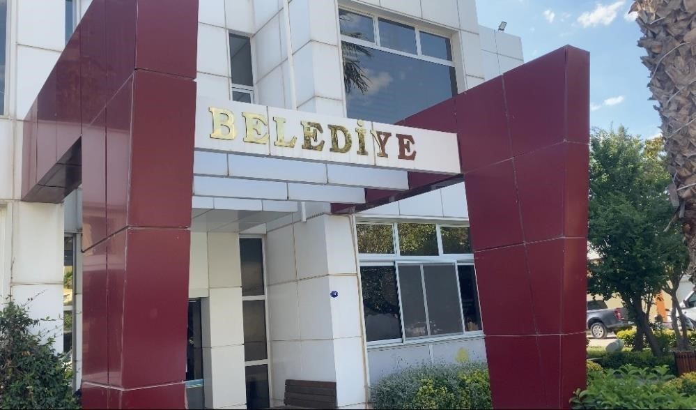 Rüşvet soruşturmasında tutuklanan Seferihisar Belediye Başkanı İsmail Yetişkin görevden uzaklaştırıldı.