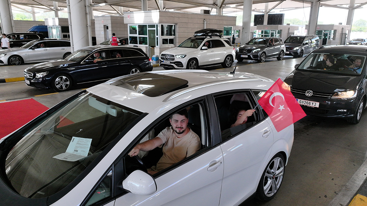 Avrupa ülkelerinden yıllık izinlerini Türkiye'de geçirmek üzere yola çıkan gurbetçilerin