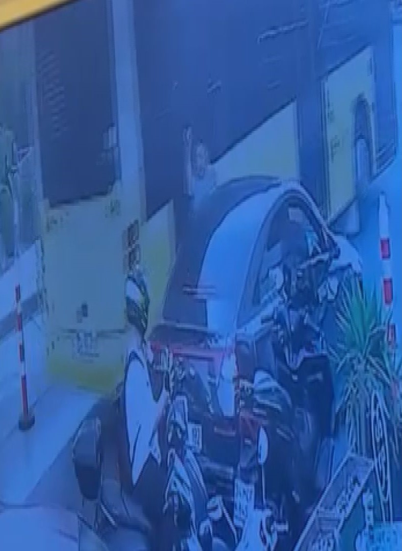 Şişli'de İETT'ye bağlı seyir halindeki özel halk otobüsü yol kenarındaki