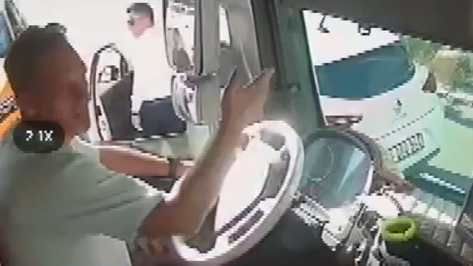 Beylikdüzü'nde yol verme nedeniyle çıkan tartışmada otomobilden inen yolcuya 180