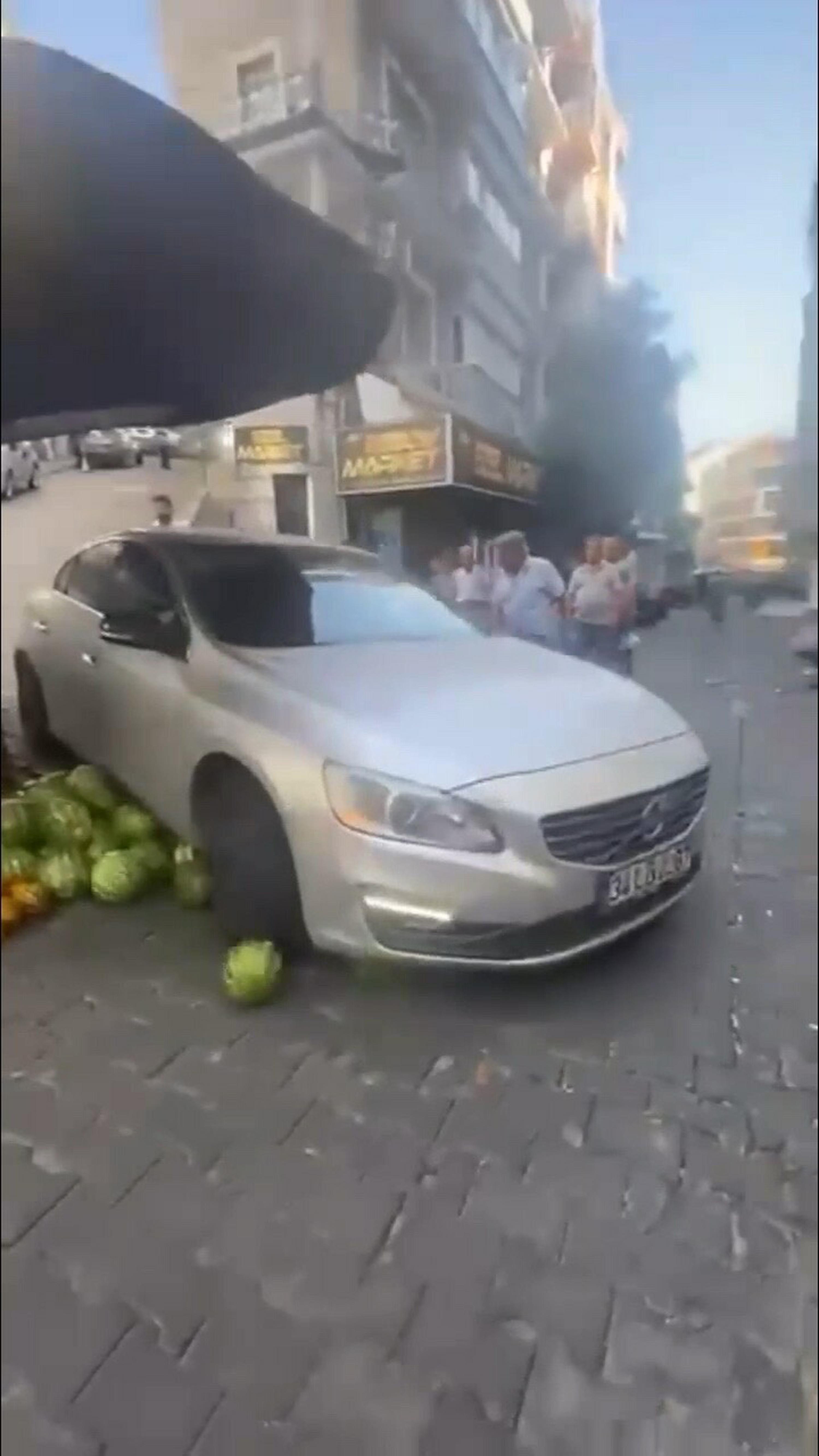 Aydın'ın Efeler ilçesinde bir sürücü, çıkan yol tartışmasının ardından sinirlenip,