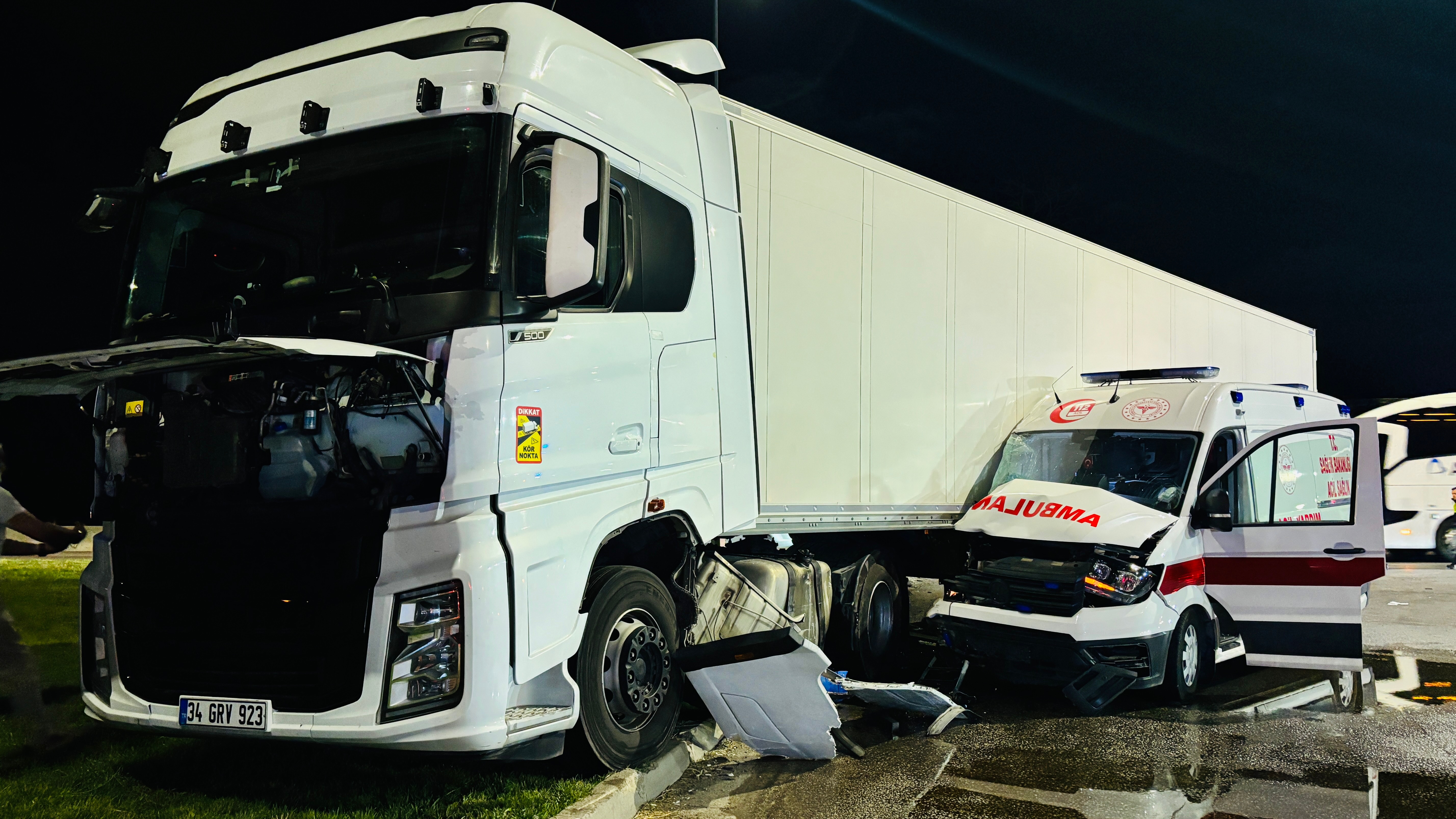 Samsun'un İlkadım ilçesinde, ambulans ile tırın çarpıştığı kazada 6 kişi