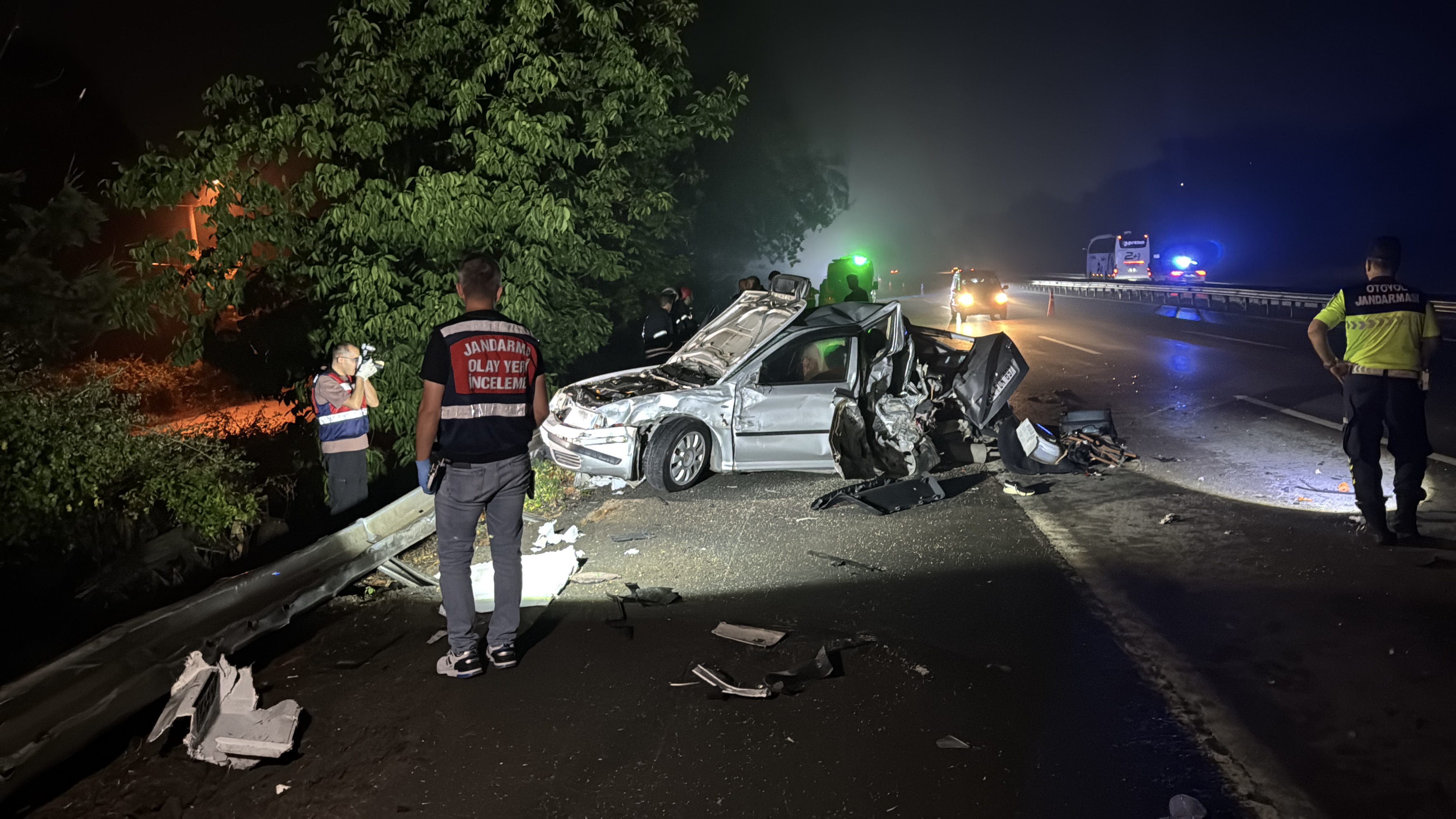 Anadolu Otoyolu'nun Kocaeli kesiminde tırın, arızalanan otomobile çarpması sonucu 7