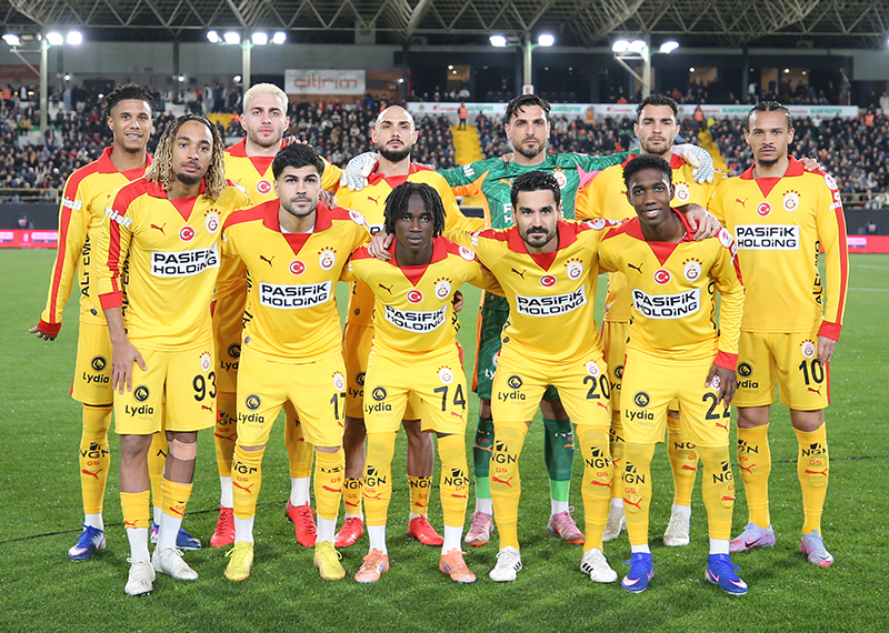Süper Lig'in son şampiyonu Galatasaray'da hareketlilik devam ediyor. Sarı-kırmızılılarda beklenen