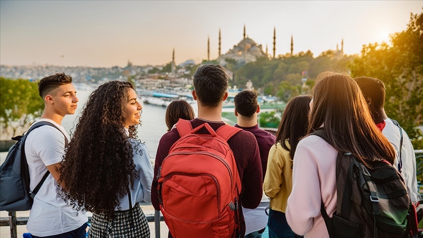 Türkiye, 12,7 milyonluk genç nüfusuyla, 194 ülkeden 117'sinin genel nüfuslarını