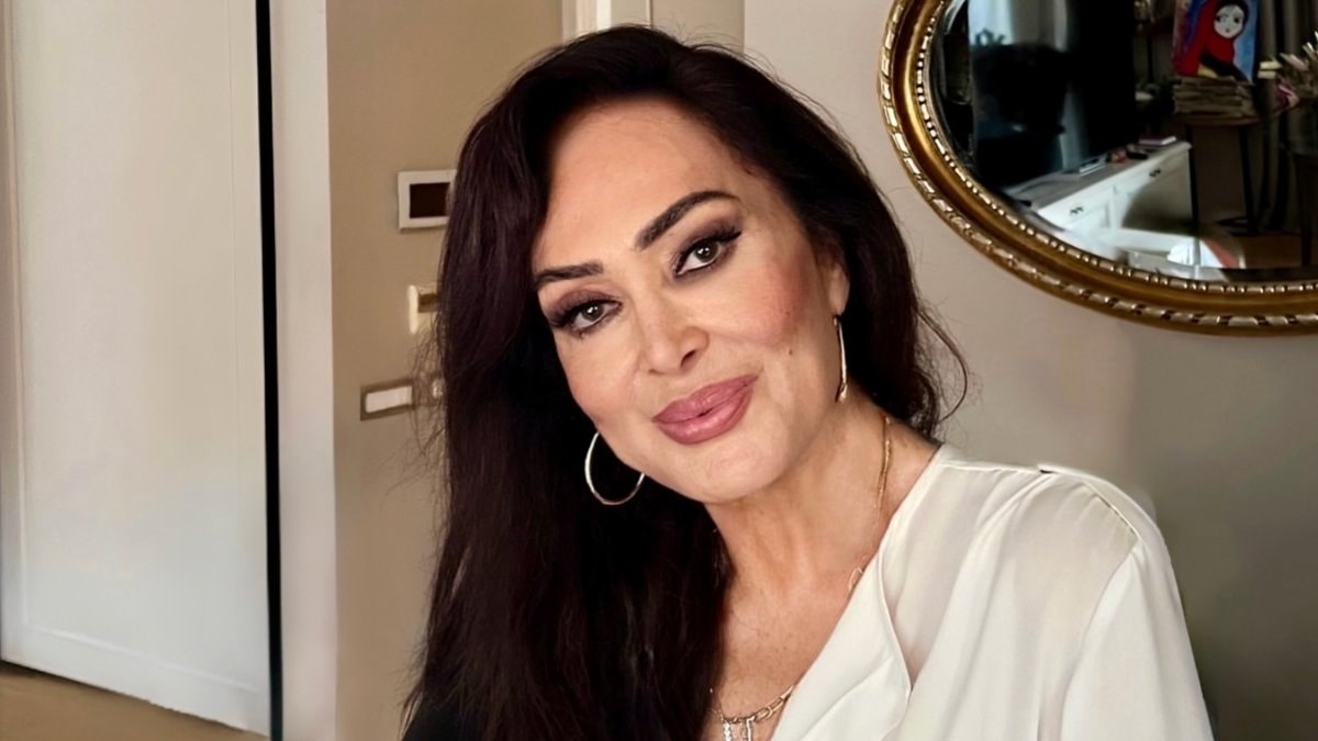 Yeşilçam'ın efsanevi kadın aktörü Türkan Şoray, katıldığı bir sergide gelen