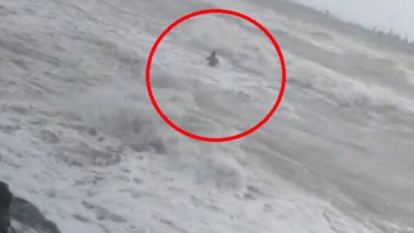 Meteorolojinin kuvvetli fırtına uyarısında bulunduğu Hatay'da kıyı şeridinde dev dalgalar