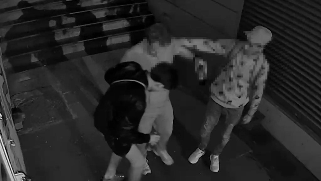 Beyoğlu'nda sokakta yürüyen kişinin yanına yaklaşan şüpheli, cep telefonunu yankesicilik