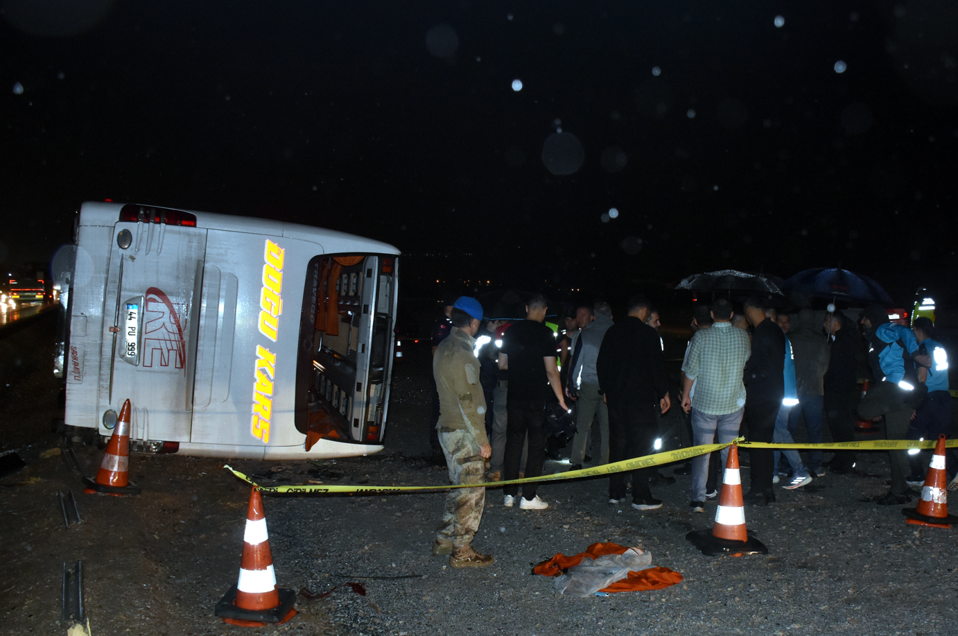 Bursa-Kars seferini yapan şehirlerarası yolcu otobüsü, yağmur nedeniyle kayganlaşan yolda