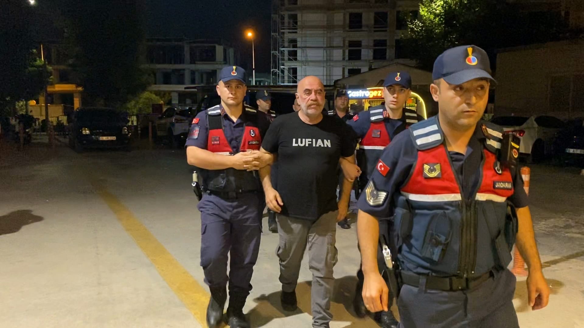 Ünlü yönetmen Ezel Akay Bursa'da düzenlenen uyuşturucu operasyonunda kardeşi Eren