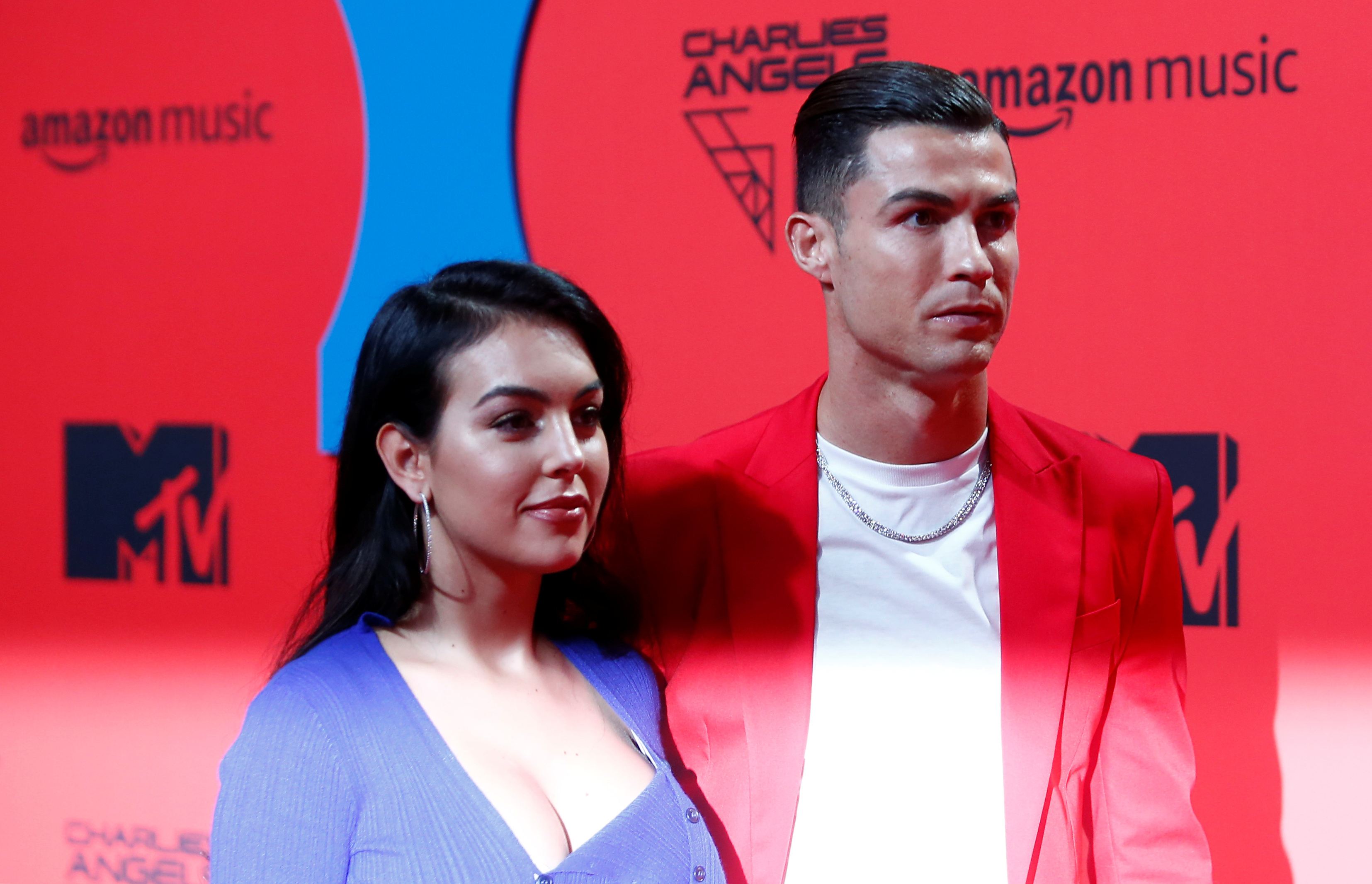 Portekizli futbol yıldızı Cristiano Ronaldo, yaklaşık 10 yıldır birlikte olduğu